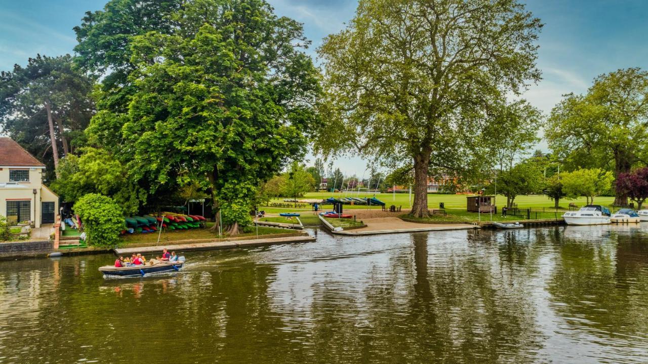 The Lensbury Resort Teddington Exterior foto