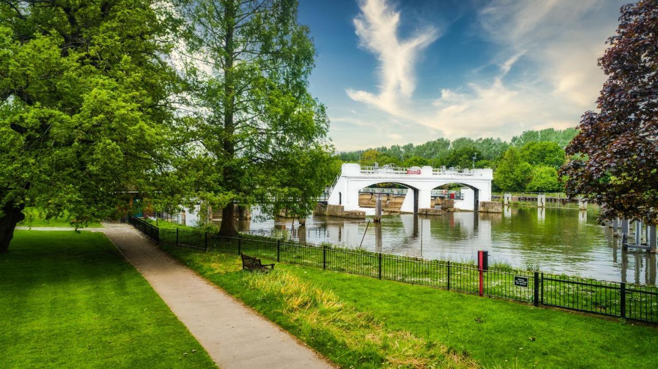 The Lensbury Resort Teddington Exterior foto